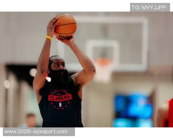 哈登36岁依旧拼搏51分钟赛场上的孤独与坚持让人心疼